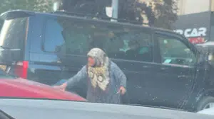 Kayseri'de park yeri tartışmasında bastonlu yaşlı kadın galip geldi