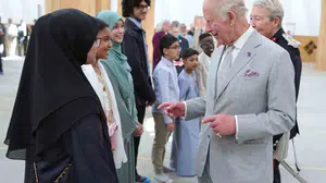 Kral III. Charles, Cambridge'deki ekolojik camiyi ziyaret etti