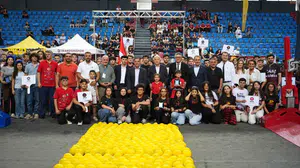 Trabzon'da robotlar spor salonunda bilim ve heyecan için yarıştı