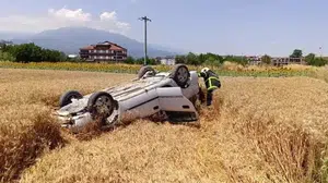 İnegöl'de kontrolden çıkan otomobil buğday tarlasına uçtu: 1 yaralı