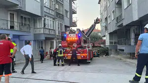 Burdur'da korkutan yangın: 3 katlı bina alevler içinde kaldı
