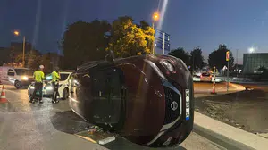 Bakırköy'de otomobilin devrilmesi sonucu bir kişi yaralandı