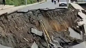 Rize'de meydana gelen yol çökmesi nedeniyle 2 bina tahliye edildi