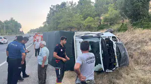 Mersin'de karşı şeride geçerek devrilen kamyonet sürücüsü yaralandı