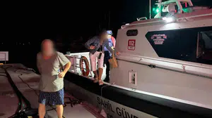 Marmaris açıklarında rahatsızlanan vatandaş sahil güvenlik tarafından karaya tahliye edildi
