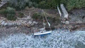 Mersin'de fırtına yelkenli tekneyi kıyıya vurdu