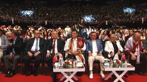 İstanbul Yeni Yüzyıl Üniversitesi'nde 3 bin 40 mezun coşkusu