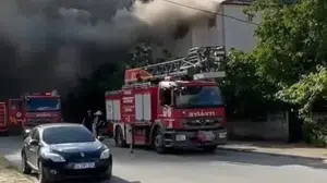 Sakarya'da iki katlı binanın çatısında yangın çıktı