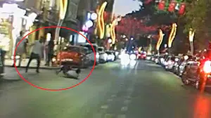 Samsun'da alkollü şahısın taşkınlık anı ve tek yumrukla yere serilmesi kameralara yansıdı