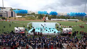 Düzce Üniversitesi'nde mezuniyet coşkusu ve kep atma töreni