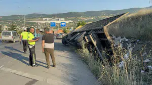Samsun'da hurda yüklü kamyonun freni boşaldı, sürücü felaketi önledi