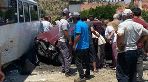 Bozdoğan'da işçi servisi ile otomobilin çarpıştığı trafik kazasında 3 kişi yaralandı