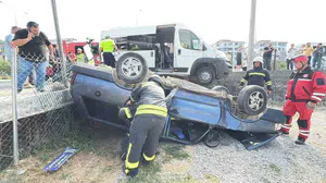Karabük'te işçi servisi ile otomobil çarpıştı: 3 yaralı