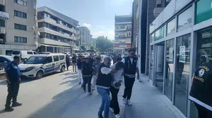 Kuşadası'nda silahlı cinayet: 27 yaşındaki gencin ölümü güvenlik kamerasında kaydedildi