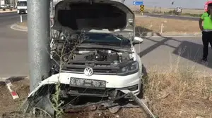 Kilis'te kontrolden çıkan otomobil yön tabelasına çarptı: 2 kişi yaralandı