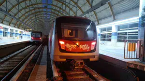 Ankara'da metro vagonlarına grafiti yapan şahıslar güvenlik kamerasında kaydedildi