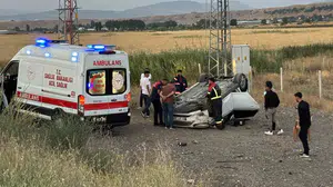 Bingöl'de otomobilin takla atması sonucu 3 kişi yaralandı