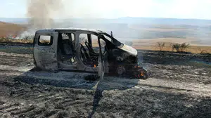Çorum'da örtü yangını hafif ticari aracı kül etti