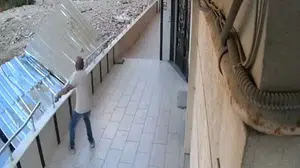 Avcılar'da bahçe tırabzanlarını çalan hırsızlar güvenlik kamerasında görüntülendi
