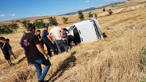Vezirköprü'de otomobil tarlaya uçtu, iki kişi yaralandı
