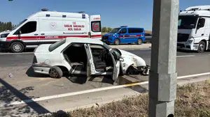 Afyonkarahisar'da bariyerlere çarpan otomobilde 6 kişi yaralandı
