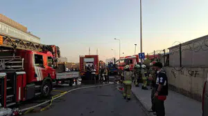 Tuzla'da yangın paniği: seramik deposu ve teknelere sıçradı