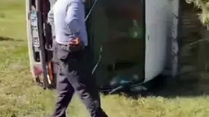 Iğdır'da ot balyaları taşıyan kamyonet devrildi