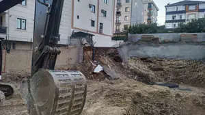 Çekmeköy'de istinat duvarı çökünce apartman tahliye edildi