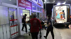 Kozan'da otobüs ve traktörün karıştığı trafik kazasında iki kişi yaralandı