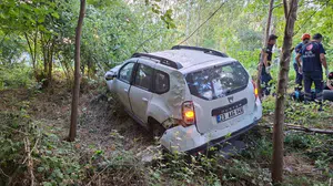 Bingöl'de direksiyon hakimiyeti kayboldu, otomobil bahçeye uçtu: 2 yaralı