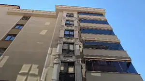 Genç kız 4. kattan düştü, kafenin tentesi hayatını kurtardı