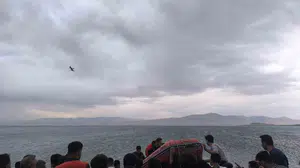 Van Gölü'nde piknik için açılan aile, kurtarıldı