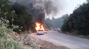 Turgutlu'da seyir halindeki otomobil alev aldı
