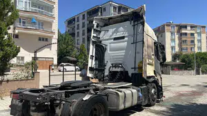 Tekirdağ'da boş arazideki yangın araçlara sıçradı