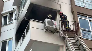 Antalya'da 4 katlı apartmanın 3'üncü katında çıkan yangın büyük hasara yol açtı