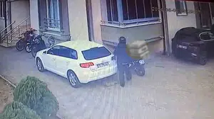 Kasklı hırsız, park halindeki motosikletle kayıplara karıştı