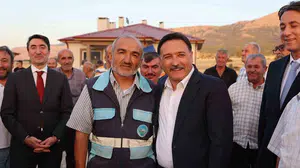 Vali çiçek, afet konutlarının anahtarlarını depremzedelere teslim etti