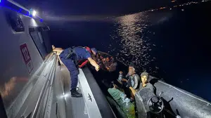 Çanakkale'nin ezine açıklarında 14 kaçak göçmen ele geçirildi