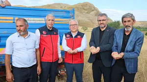 Sivas'ta hasat sezonu bereketi: Vali Şimşek çiftçilerle birlikte ekin biçti
