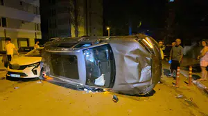 Muratpaşa'da direksiyon hakimiyetini kaybeden sürücü takla attı