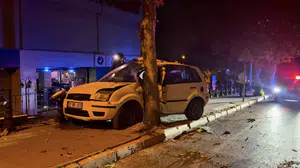 Kontrolden çıkan araç kaldırıma çarptı: Sürücü hastaneye kaldırıldı