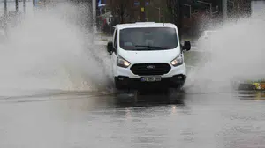 Erzincan'da sağanak sonrası ulaşıma aksamalar: toprak kaymaları yolları kapattı