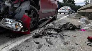 Sapanca'da hafif ticari araç ile otomobil çarpıştı: 2 yaralı
