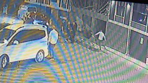 Araç ticareti yüzünden çıkan silahlı çatışma güvenlik kamerasında kaydedildi