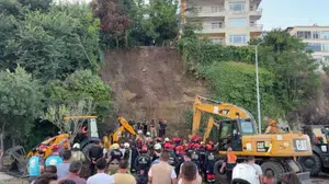 Büyükçekmece'de Mimar Sinan Sahili'nde toprak kayması paniği