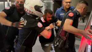 Aksaray'da ilginç gözaltı anları: Biri şarkı söyleyip oynadı, diğeri zorla alındı