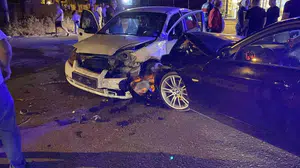 İnegöl'de otomobiller kafa kafaya çarpıştı: Yaralıların durumu iyi