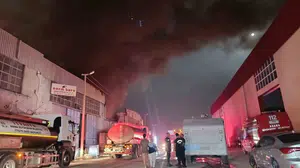 Adana'daki fabrika yangını geceyi alevlereboğdu