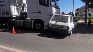 Kütahya'da trafik kazası: Çekici ile otomobil çarpıştı, 2 kişi yaralandı