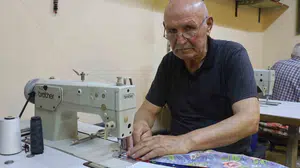 Terzilik mesleğine 65 yıl adayan Mustafa Arslan’ın kıyafet hikayesi